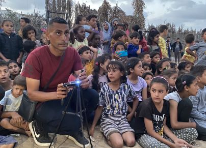 أطلق الشاب محمد الخضري مبادرة سينما المخيم للتفريغ النفسي عن الأطفال النازحين-أحلام حماد-الترا فلسطين